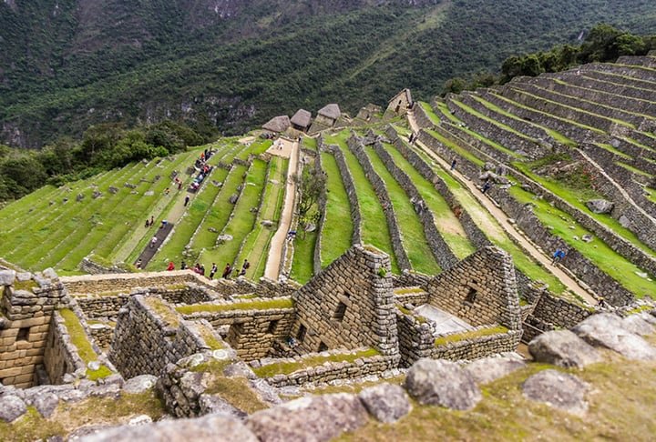 A cidade tem algumas divisões bem definidas, como as zonas rural e urbana, que são separadas por um muro, escadas e pelo fosso de escoamento de água. A zona agrícola tem terraços mais planos próprios para cultivo.