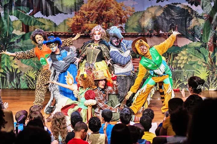 O primeiro diretor de coro foi TÃ©spis, convidado pelo tirano PisÃ­strato para dirigir a procissÃ£o de Atenas. Ele foi responsÃ¡vel por desenvolver o uso de mÃ¡scaras para representar. Essa ousadia o trouxe a alcunha de "criador do teatro".