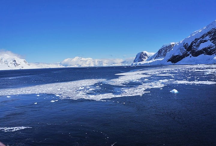 AlÃ©m de continente mais frio do mundo, a AntÃ¡rtida tambÃ©m Ã© o mais seco. As chuvas sÃ£o tÃ£o raras que o continente Ã© conhecido como "deserto polar". A AntÃ¡rtida rodeia o Polo Sul. 