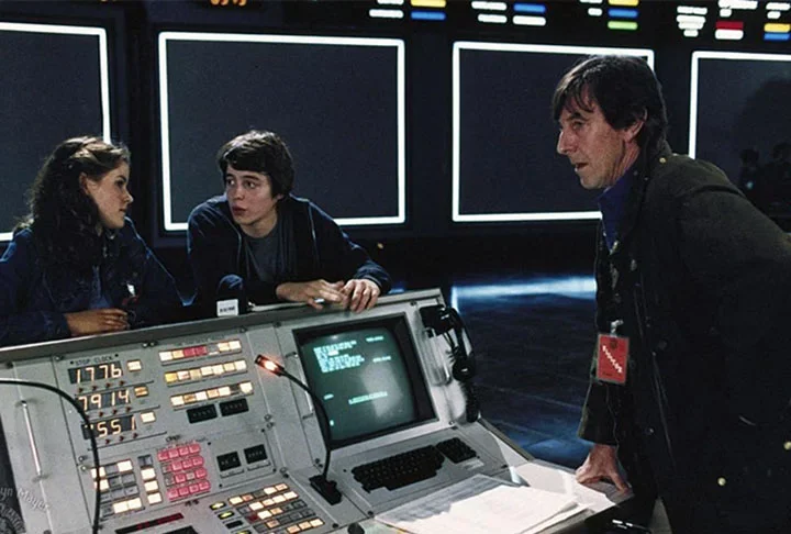 “Jogos de Guerra” (1983):  Acompanha David Lightman (Matthew Broderick), jovem hacker que se conecta acidentalmente ao computador central do NORAD, o sistema de defesa aérea dos EUA.  Sucesso de crítica e público, arrecadou mais de US$ 33 milhões nas bilheterias. O filme foi elogiado por seu suspense, humor e mensagem antiguerra.