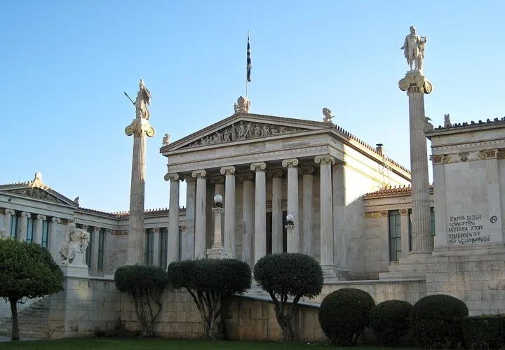 Considerado um dos pensadores mais influentes da história da filosofia ocidental, Platão fundou a Academia em Atenas, a primeira instituição de ensino superior do mundo ocidental.