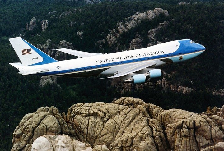 Air Force One - US$ 325 milhões - Avião da presidência dos EUA. Tem avançado sistema de defesa aérea e extrema sofisticação com várias salas internas para reuniões, áreas de descanso e bar para 100 pessoas. 