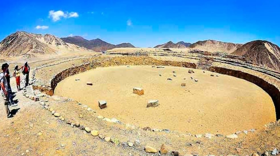 Ao lado dele encontra-se uma praça rebaixada com escadarias alinhadas e grandes monólitos, símbolos de poder e espiritualidade, informa o perfil do X da Zona Arqueológica de Caral.