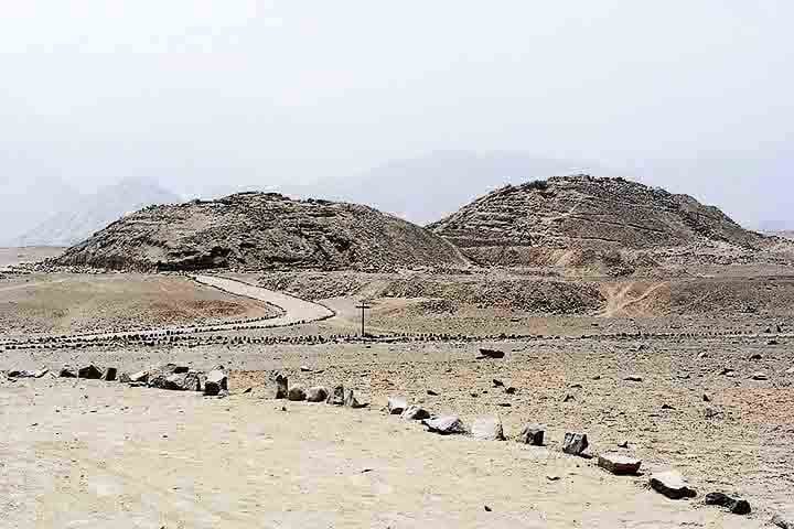Os muros da pirâmide são compostos de grandes pedras verticais que delimitam os cantos da construção.  