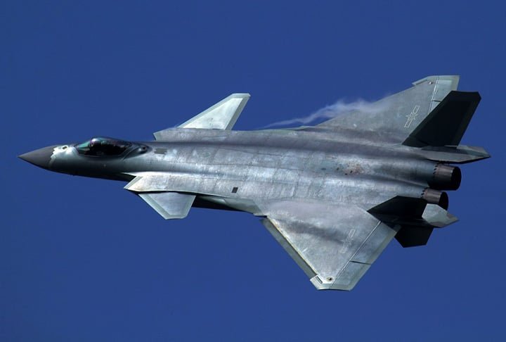  Chengdu J-20 – US$110 milhões - O mais avançado caça furtivo (dificilmente detectável por radar) da China. Carrega mísseis de curto, médio e longo alcance, além de bomba de precisão guiada. 