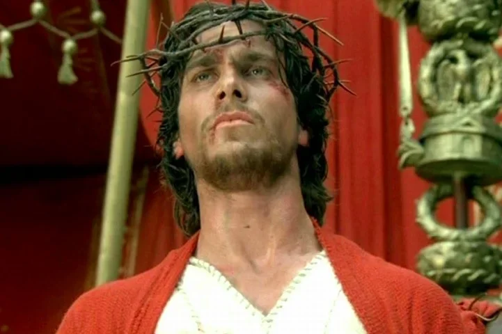 Definitivamente esse não foi um dos papéis mais marcantes na carreira do ator, que depois viria a se tornar um dos grandes nomes de Hollywood, participando de filmes como "Psicopata Americano" (2000), "O Grande Truque" (2006) e "Batman: O Cavaleiro das Trevas" (2008).