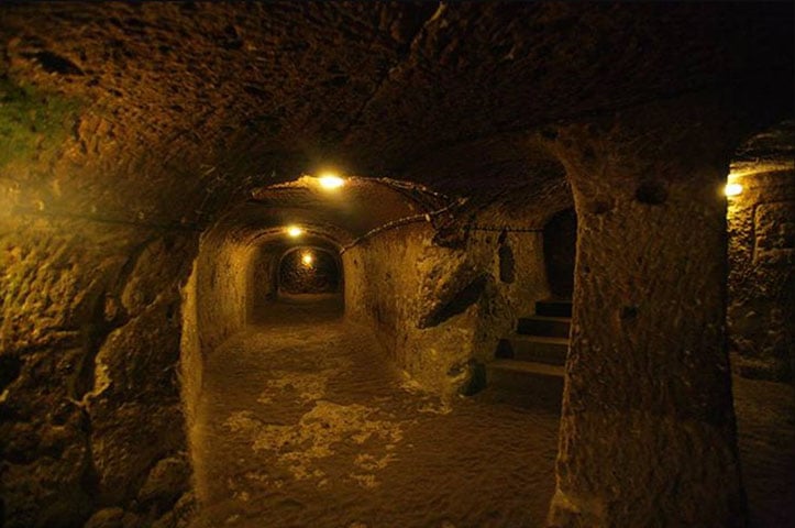 O morador derrubou uma parede e encontrou uma sala misteriosa, que era apenas uma das entradas para a antiga cidade de Elengubu, que recebeu então o novo nome de Derinkuyu. A entrada descoberta pelo turco, na verdade, era um túnel escuro.