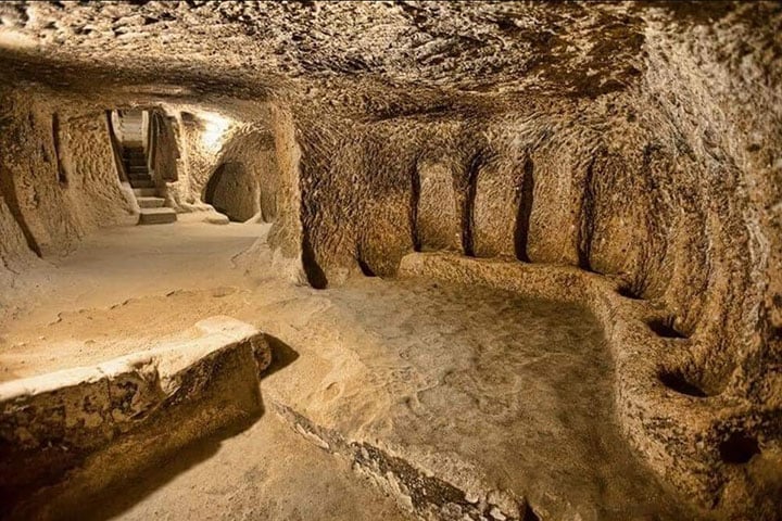 As cidades subterrâneas foram abandonadas após a troca de população entre a Grécia e a Turquia, que motivou a saída do povo cristão do território turco e sua mudança para a região grega. Os túneis de acesso foram reencontrados apenas 40 anos depois 