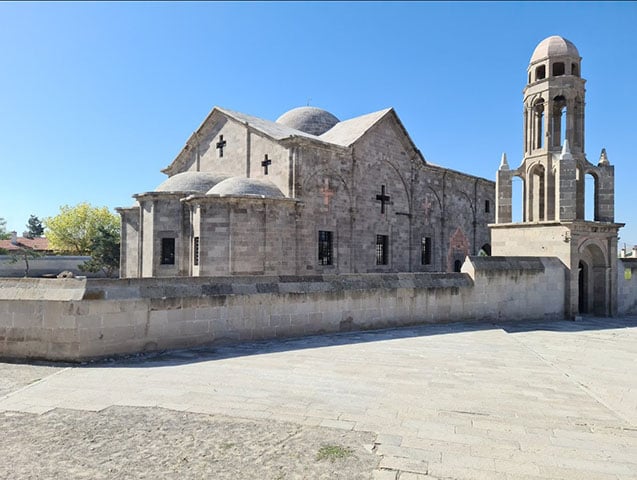 Na atualidade, a cidade de Derinkuyu é aberta para visitação. Com relação à data exata da construção da cidade ainda é um mistério, mas documentos antigos registram que a antiga Elengubu já existia em 370 antes de Cristo 