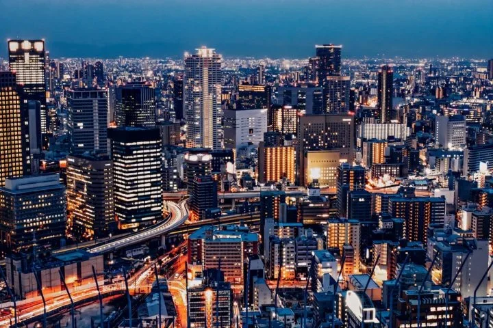 Estruturas Flexíveis: Muitos edifícios no Japão são construídos com materiais e técnicas que permitem que as estruturas se movimentem durante um terremoto, reduzindo o risco de colapso.