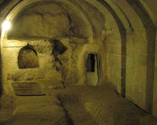 Possuía também estábulos, escolas, vinícolas, escadaria e até uma capela. O óleo de lamparina para iluminar a cidade também era produzido no local 