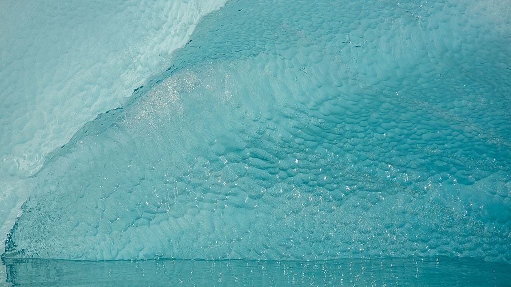 Profissionais de icebergs - Eles rastreiam e monitoram esses blocos de gelo nos locais extremamente frios . Eles usam tecnologia de satélite para localizar os icebergs e monitorar seus movimentos.