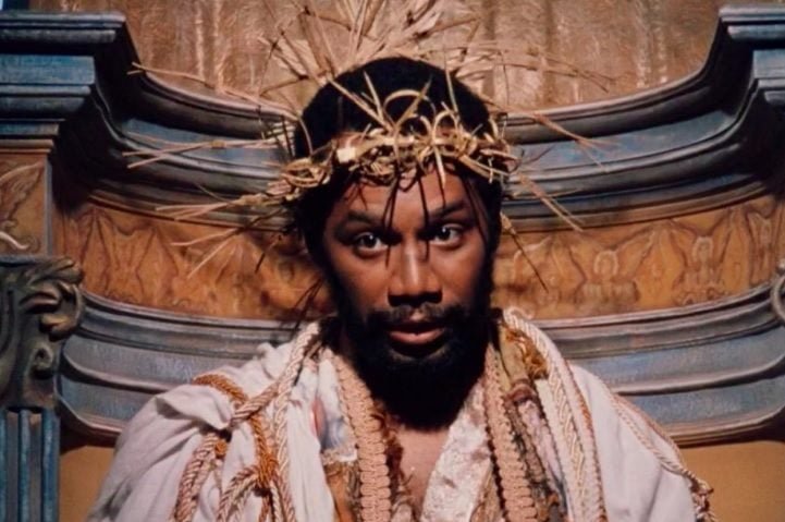 O ator brasileiro incorporou o humor característico da obra de Suassuna, criando um Jesus leve e divertido.