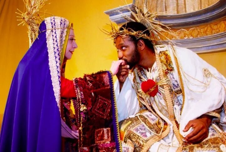 Maurício Gonçalves, em "O Auto da Compadecida" (2000): O filme, dirigido por Guel Arraes, é uma adaptação da peça homônima de Ariano Suassuna e narra a história de Chicó, o Diabo e Jesus Cristo, que se reúnem em um tribunal para julgar o destino de um homem morto.