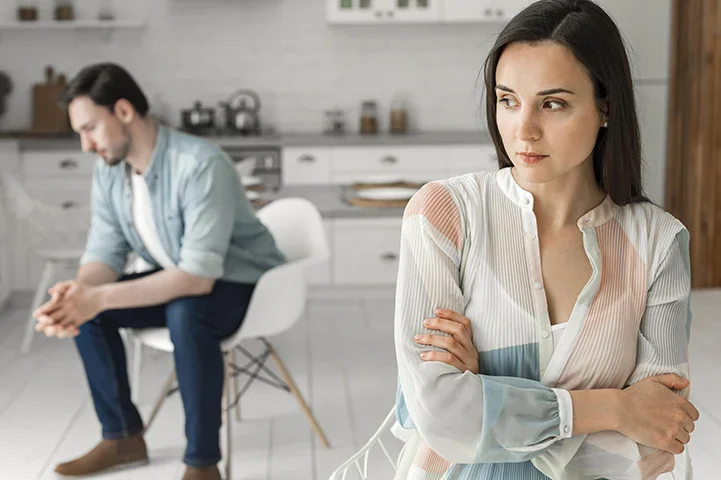 As ameaças podem vir antes de "punições" como o silêncio e o sumiço. Essa postura tende a deixar a pessoa se sentindo errada e culpada, por algo que ela nem fez. -Freepik