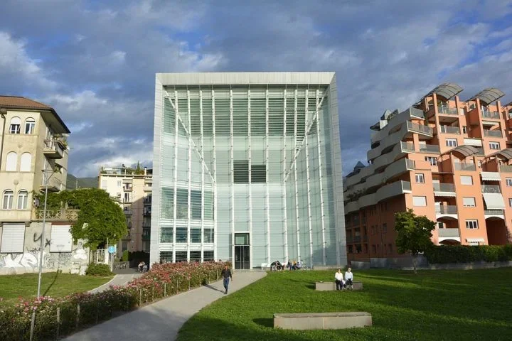 O túmulo de Platão estaria próximo do "Museion", um lugar sagrado dedicado às musas da mitologia grega.