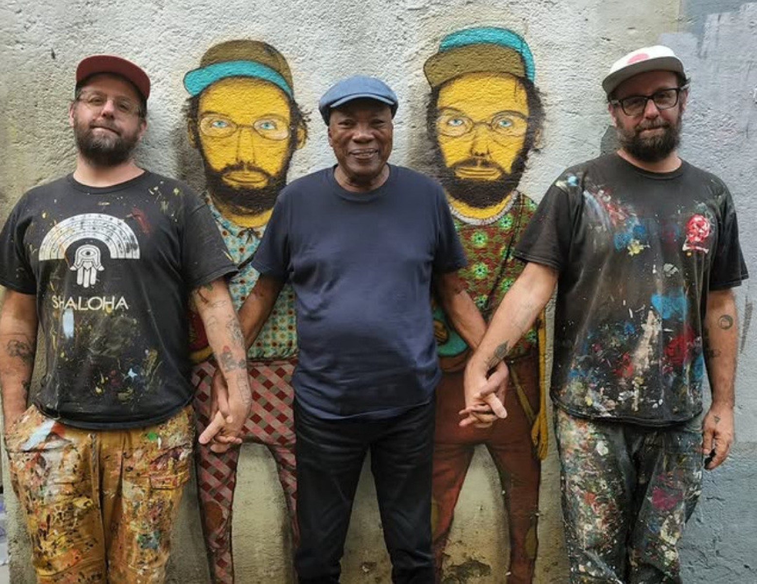 Milton Nascimento de mãos dadas com os  irmãos Pandolfo, que formam a dupla OsGemeos