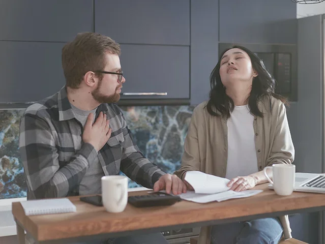 Outro sinal do relacionamento abusivo esta na agressão verbal, com uso de palavras que afetam a autoestima, como "gorda", "feia", "velha". Isso também pode gerar ansiedade e depressão. -pexels