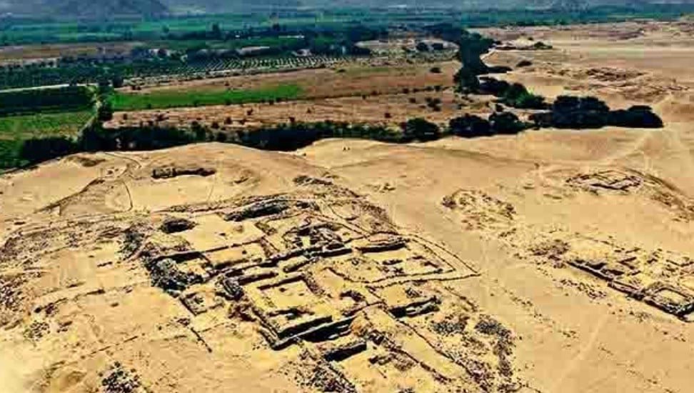 "As recentes explorações arqueológicas permitiram identificar este novo edifício, que estava coberto por um pequeno conjunto de árvores secas e vegetação. Ao remover esses arbustos, foram revelados os muros de pedras que formam, pelo menos, três plataformas sobrepostas", declarou o Ministério da Cultura do Peru em comunicado oficial.
