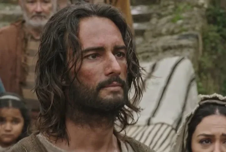 Jesus aparece em algumas cenas do filme, ajudando Ben-Hur (Jack Huston) em sua jornada de redenção. Santoro contracena também com Toby Kebbell e Morgan Freeman.