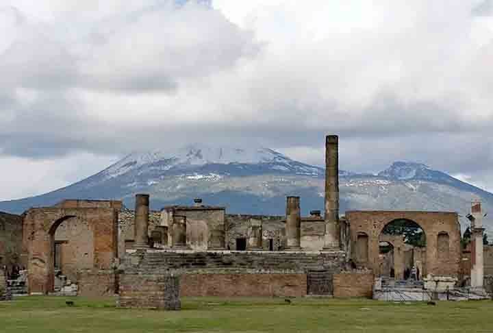 A cidade foi destruída pela erupção do vulcão Vesúvio em 79 d.C., que também arrasou Pompeia, cidade vizinha.