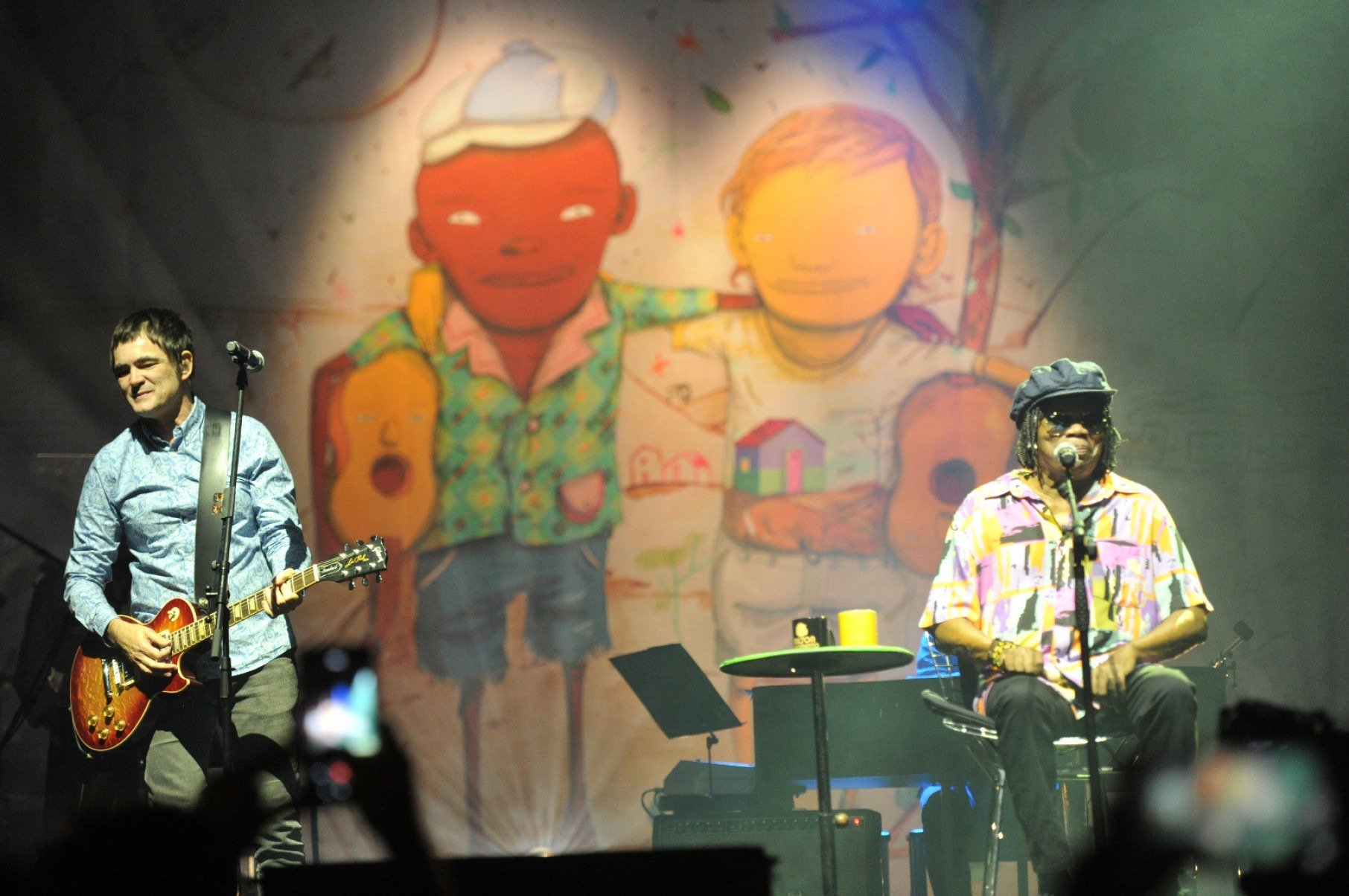 Turnê 'Clube da Esquina', de Milton Nascimento, teve cenário criado pela dupla OsGemeos. Na foto, Samuel Rosa e Milton Nascimento, no palco do Mineirão
