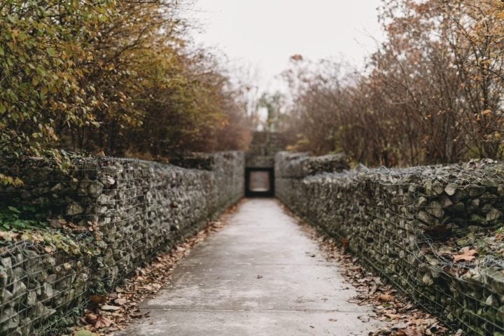 Em uma entrevista ao canal "History Channel", o pesquisador Ken Gerhard afirmou que o Triângulo do Alasca poderia ser um lugar com uma "força magnética mais forte" em forma de losango.