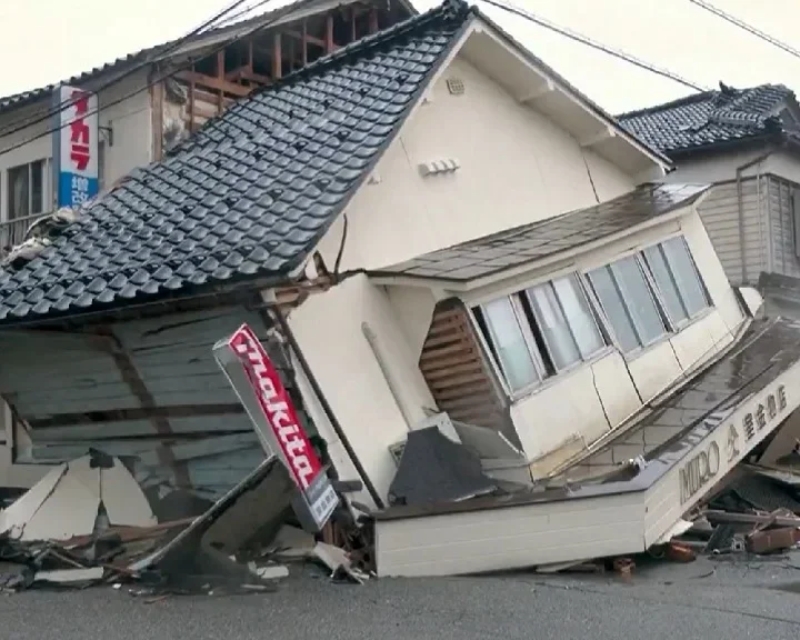 Em 01/01/24, um terremoto na região de Ishikawa, no centro da ilha de Honshu, resultou na morte de mais de 300 pessoas.
