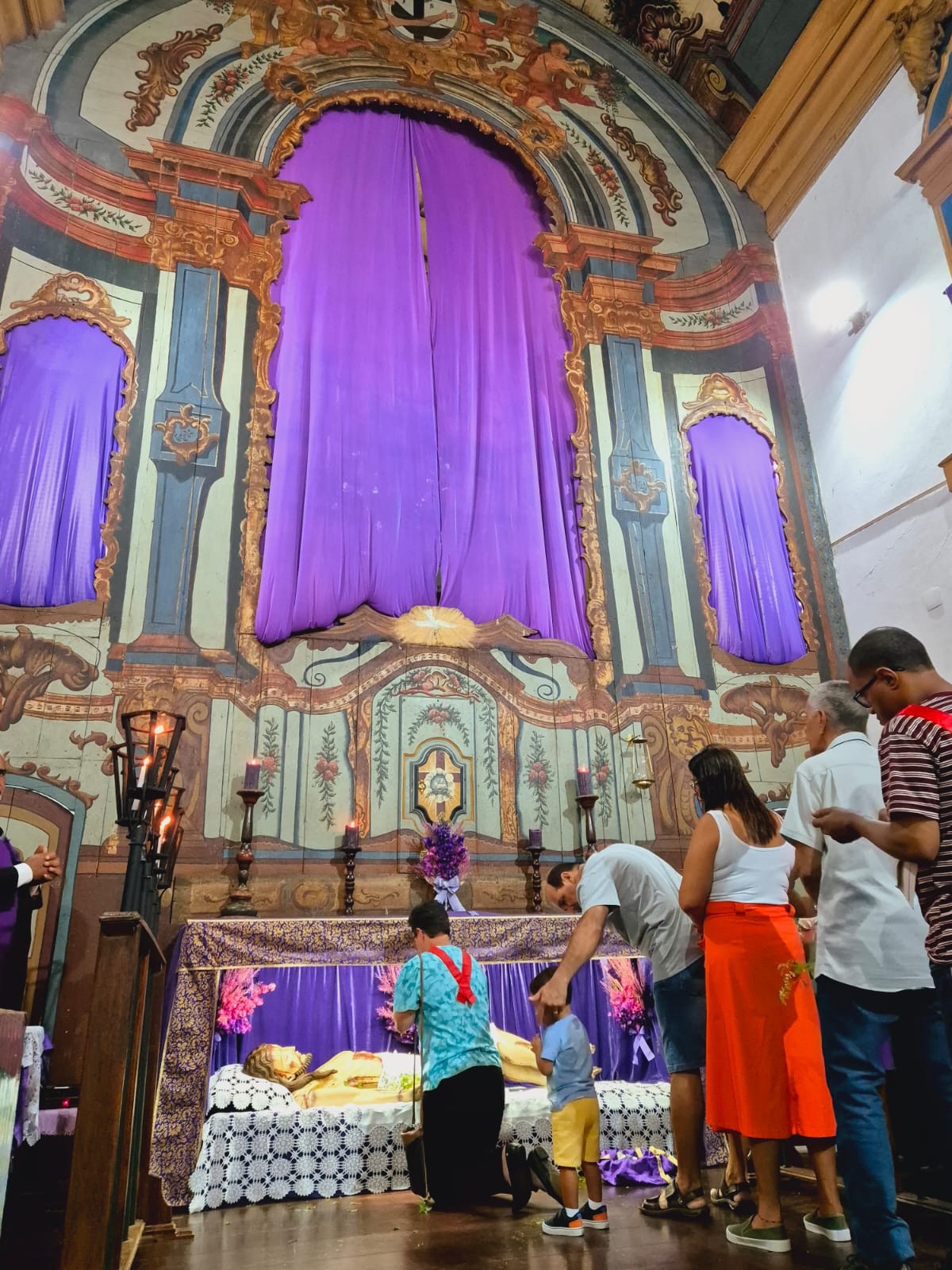 O pároco fez a abertura da cerimônia, com a retirada da cortina que fechava o sepulcro com a imagem de Jesus.-Jair Amaral/EM/D.A Press
