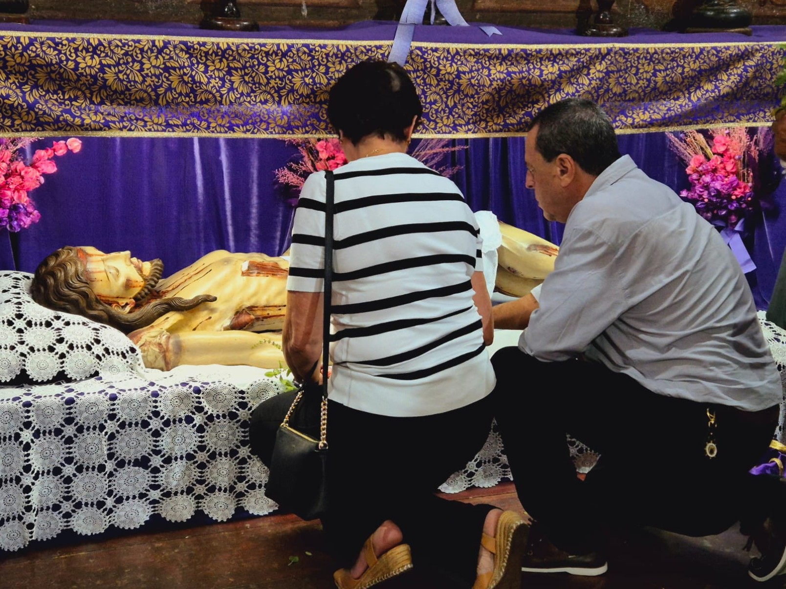 Na tarde desta quinta-feira (17), moradores e visitantes participaram na Igreja São Francisco, no Centro Histórico, da abertura do Santo Sepulcro-Jair Amaral/EM/D.A Press