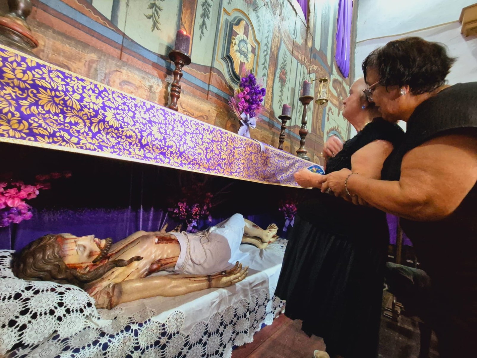 O pároco fez a abertura da cerimônia, com a retirada da cortina que fechava o sepulcro com a imagem de Jesus.-Jair Amaral/EM/D.A Press