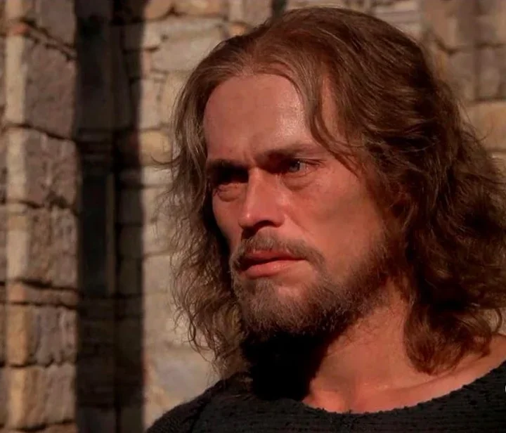 Willem Defoe, em "A Última Tentação de Cristo" (1988): O filme, dirigido por Marin Scorsese, é baseado no livro homônimo de Nikos Kazantzakis e apresenta uma visão controversa e não convencional da vida de Jesus, explorando suas dúvidas, tentações e conflitos internos.