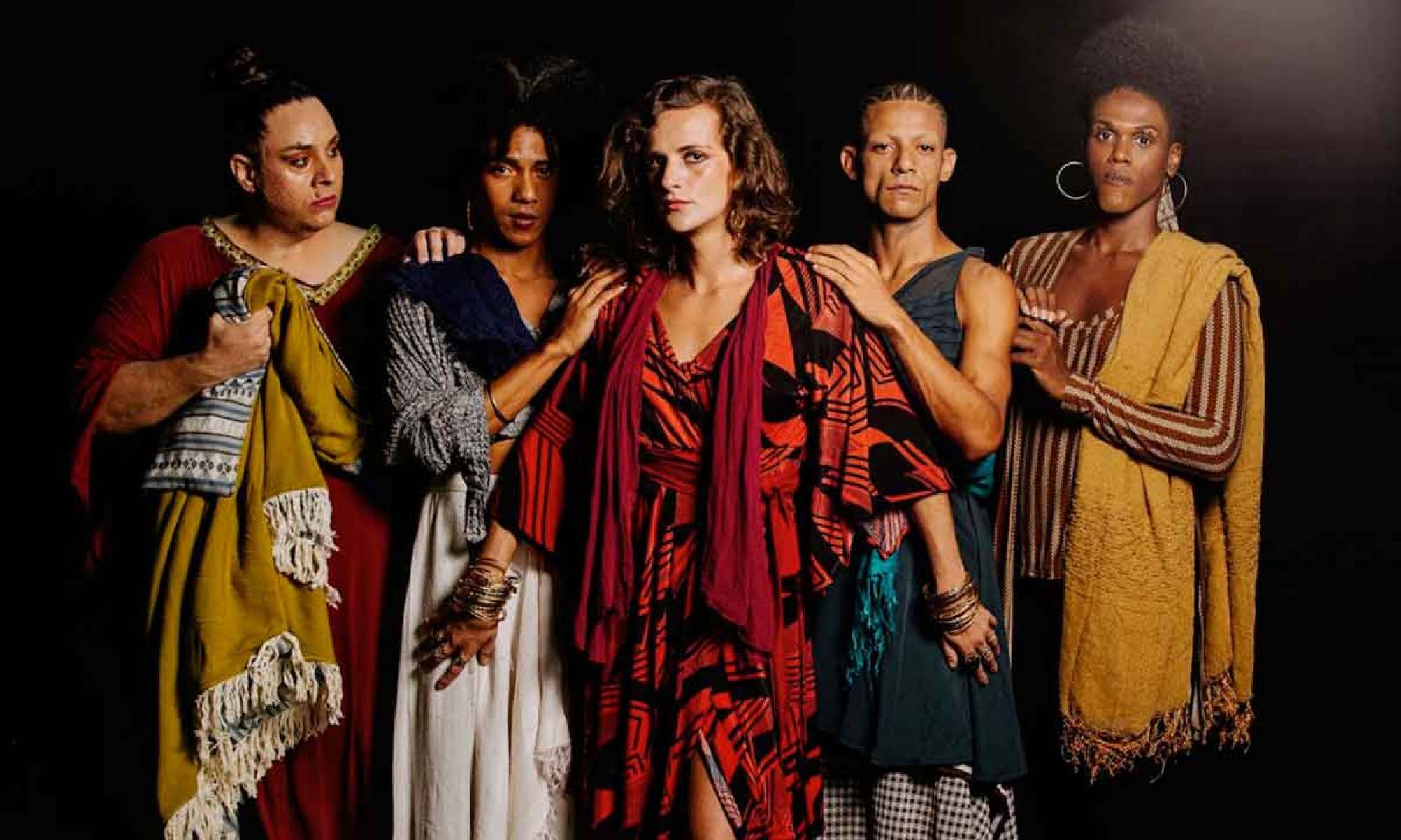 Cinco personagens da peça  Mata teu pai, ópera balada estão lado a lado e olham para a câmera 