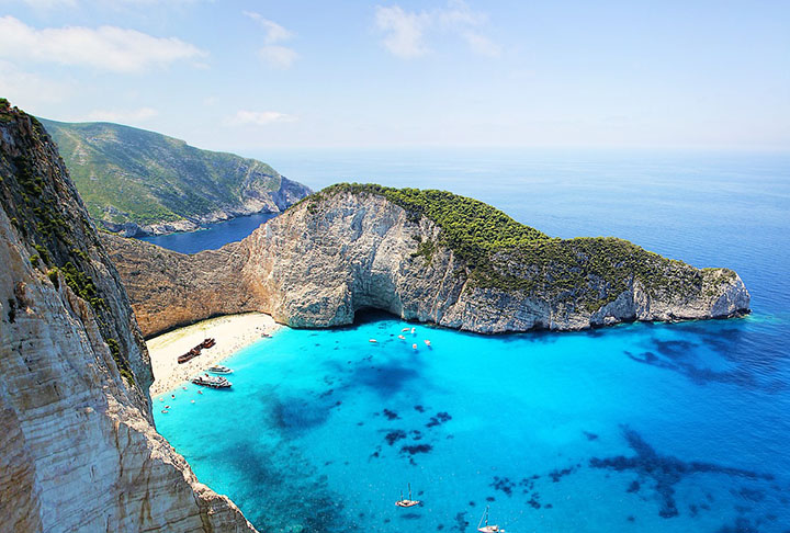 Com alturas imponentes, as falésias oferecem uma vista espetacular para o mar turquesa. Além disso, a praia é conhecida por sua areia branca, águas cristalinas e os penhascos de calcário ao redor.