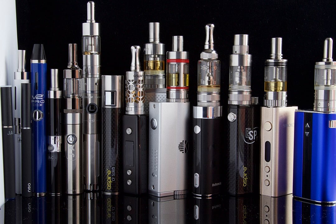 O cigarro eletrônico, assim como o comum, vicia, causa danos aos pulmões e é cancerígeno. E ainda afeta quem está ao redor. 