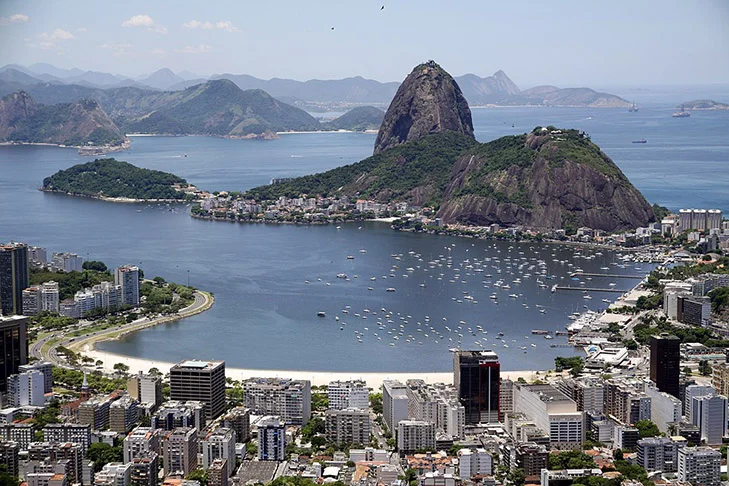 4º) Praia de Botafogo (Rio de Janeiro, RJ | 55 microplásticos/m²) - Localizada na Zona Sul do Rio de Janeiro, a Praia de Botafogo compõe uma das paisagens urbanas mais emblemáticas da cidade.

