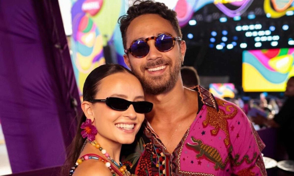 Larissa Manoela e André Luiz Frambach se divertem no carnaval do Rio -  (crédito: Tupi - Pablo Oliveira)