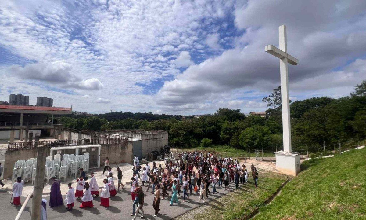 Fiéis se reúnem em procissão da Sexta da Paixão -  (crédito: Edésio Ferreira/EM/D.A Press)