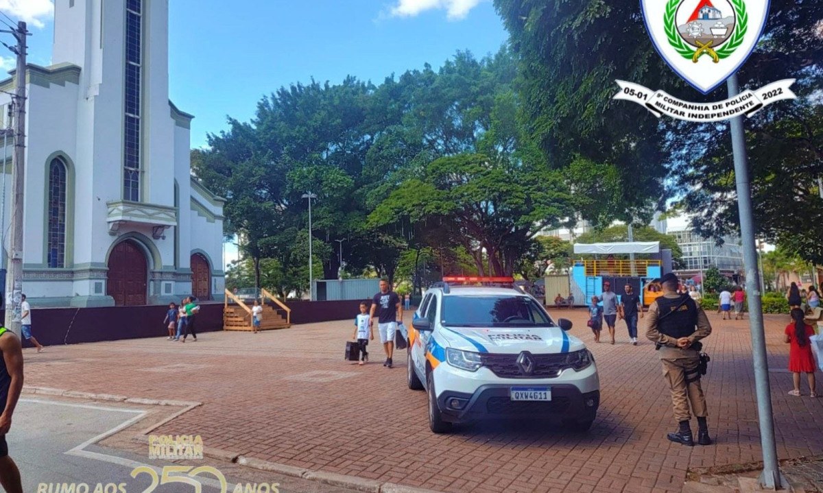 Homem é preso por arremessar pedras em sacristia de igreja e tentar fugir durante procissão em Itaúna   -  (crédito: PMMG/Divulgação)