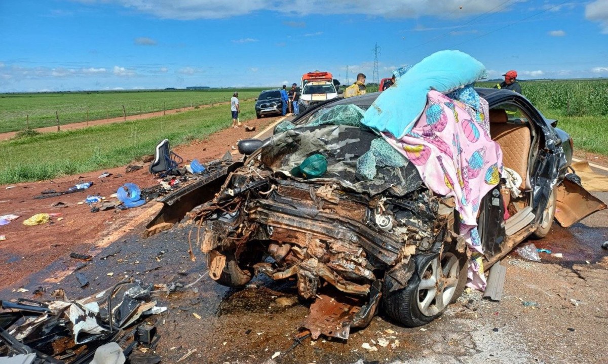 Dois dos cinco ocupantes do carro Toyota Corolla morreram no local da batida -  (crédito: PMRv/Divulgação)