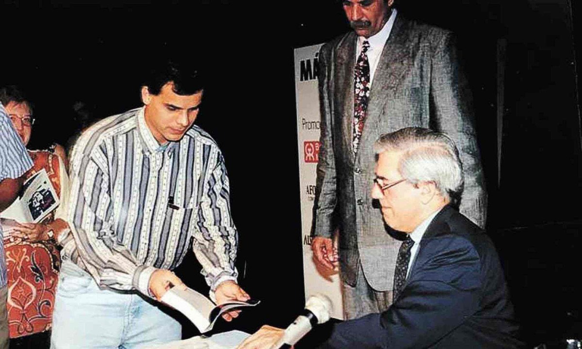 Escritor Mario Vargas Llosa dá autógrafos no sempre um papo, em belo Horizonte, em 1994 Escritor Mario Vargas Llosa dá autógrafos no sempre um papo, em belo Horizonte, em 1994