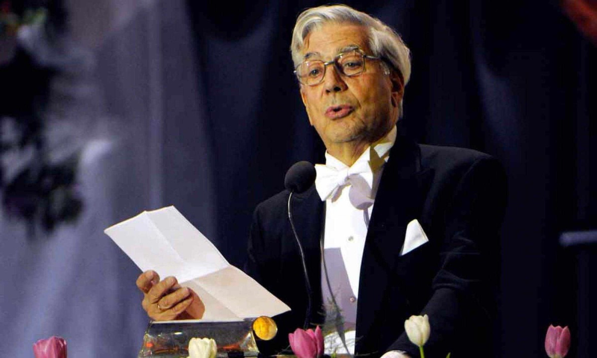 No Salão de Concertos de Estocolmo, Llosa discursa durante a cerimônia do Nobel, em 2010 No Salão de Concertos de Estocolmo, Llosa discursa durante a cerimônia do Nobel, em 2010