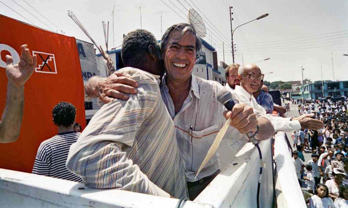 EM 1990, Mario Vargas Llosa, candidato à presidência da República, faz comício na cidade peruana de Chincha EM 1990, Mario Vargas Llosa, candidato à presidência da República, faz comício na cidade peruana de Chincha