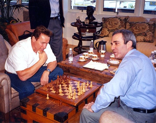 Além disso, os bispos movem-se de forma diagonal em qualquer direção e até onde quiserem, mas não podem pular sobre outras peças. 