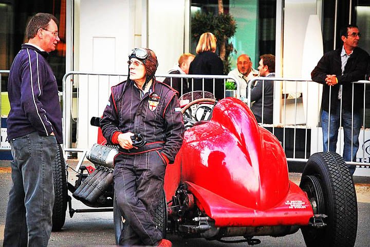 Dirigente mais famoso e, para muitos, o mais poderoso da história da Fórmula 1, Bernie Ecclestone iniciou sua trajetória como vendedor de carros usados.