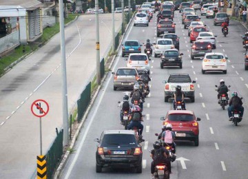 Motociclistas transitam entres carros na Cristiano Machado: via é campeã de acidentes, mas pode ficar fora do plano devido à sua estrutura -  (crédito: Marcos Vieira/EM/D.A Press)