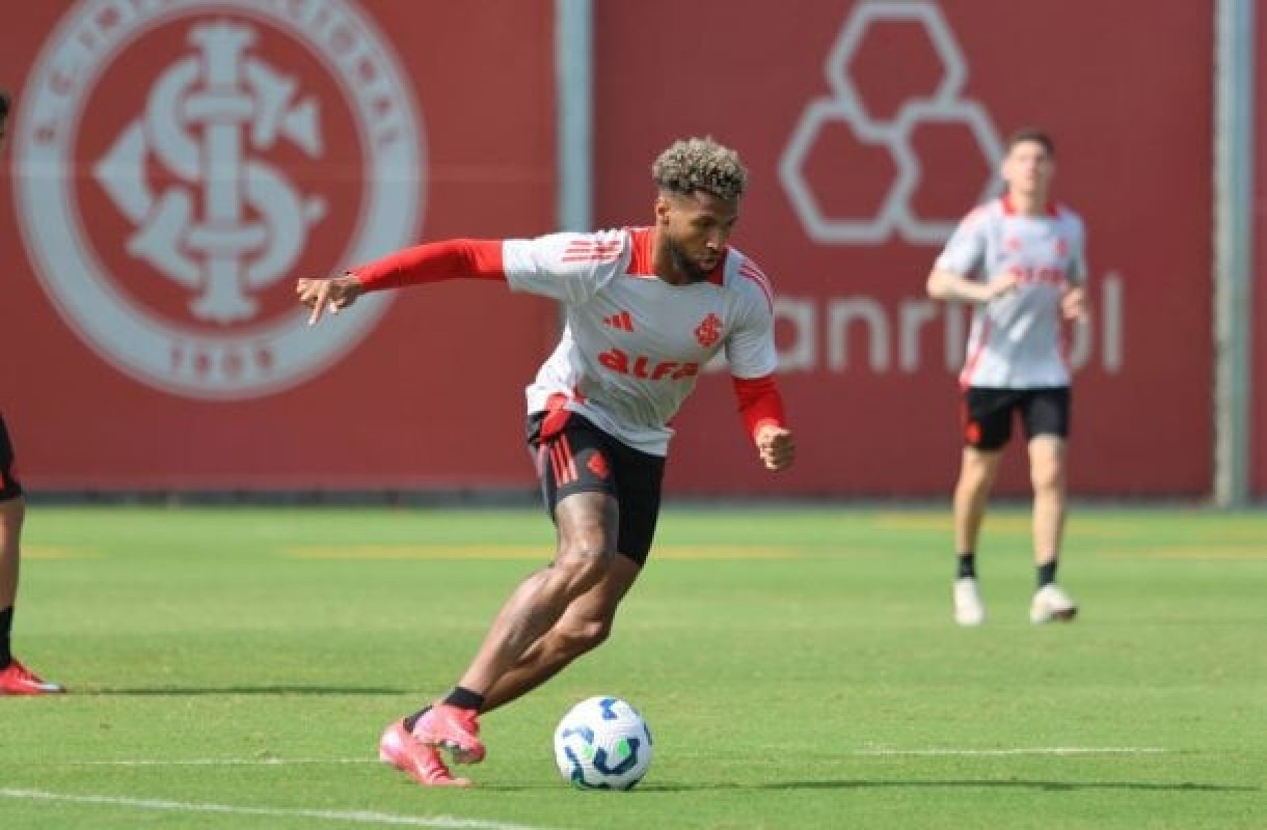 Volta de Wesley é esperança para o Inter retomar eficiência pelas pontas