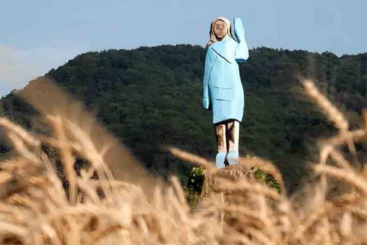 Em 2020, foi inaugurada uma estátua de bronze de Melania Trump nas proximidades de Sevnica, no leste da Eslovênia.
