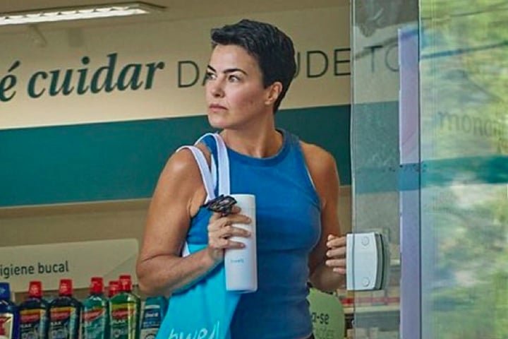 Além disso, Arósio também estrelou uma campanha publicitária para uma rede de farmácias, pela qual, segundo o jornal Folha de São Paulo, teria recebido cerca de R$ 700 mil.