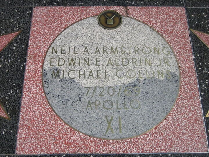 Há também algumas placas especiais, como a que presta tributo à missão espacial Apolo 11, responsável pelo primeiro pouso humano na lua. Ela tem formato lunar e traz o nome dos três astronautas que lideraram a empreitada, além da data do evento (20 de julho de 1969). 
